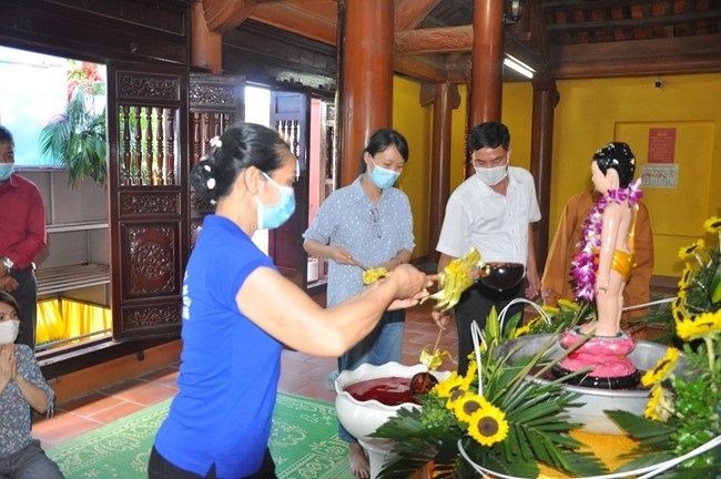 Leaders of agencies congratulate on Buddha's birthday to Tieu Dao pagoda